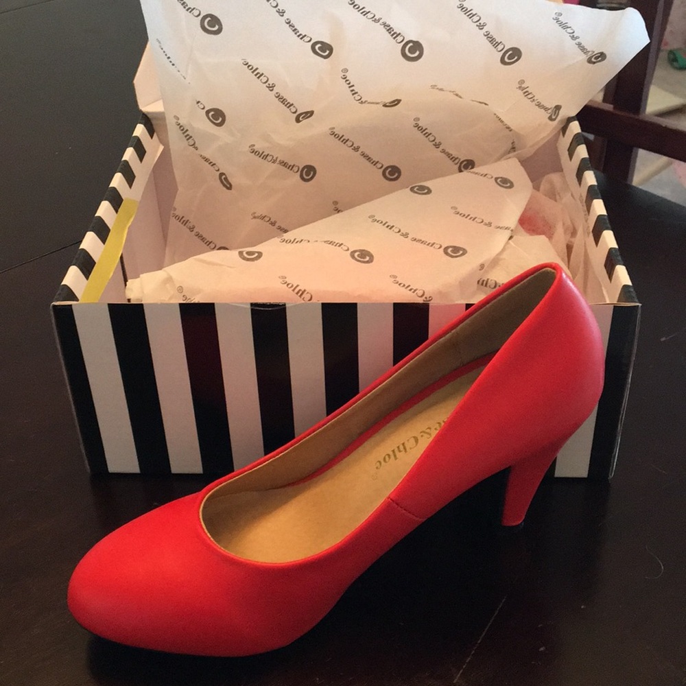 BRAND NEW Chase & Chloe Pumps
